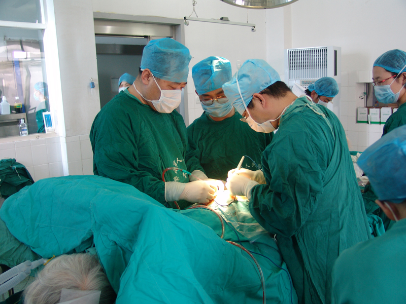 骨科医护人员为患者实施手术现场